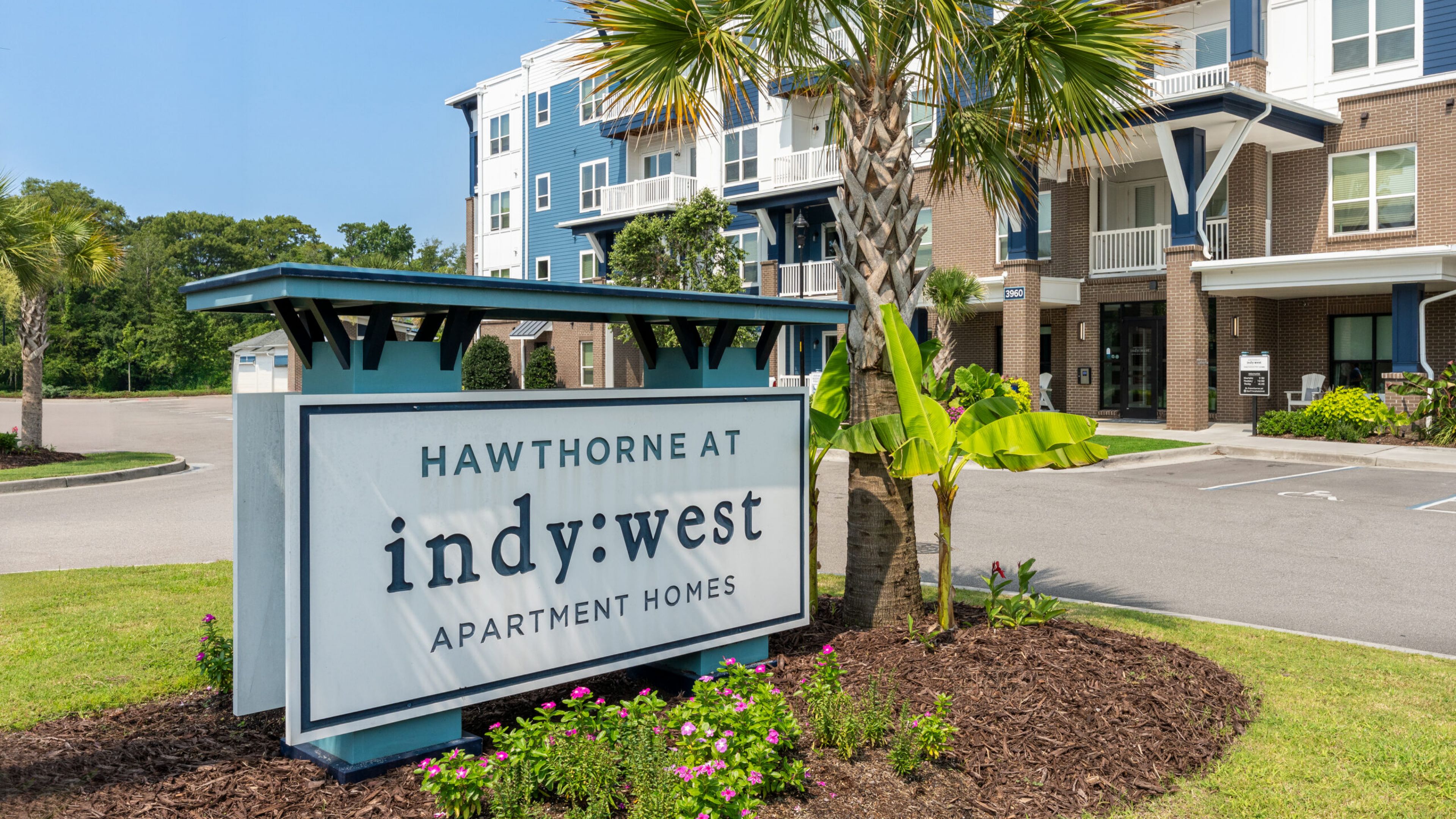 Hawthorne at Indy West resident lounge area with dining table and lounge seating area